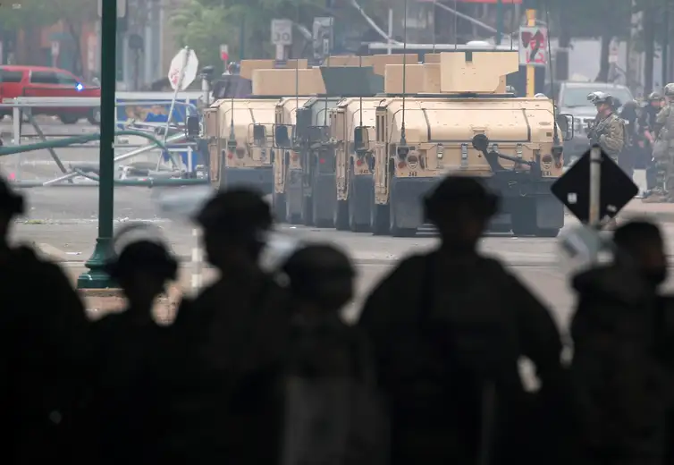 Reuters/Carlos Barria/Direitos Reservados Veículo blindado e membros da Guarda Nacional dos EUA após protesto em Mineápolis