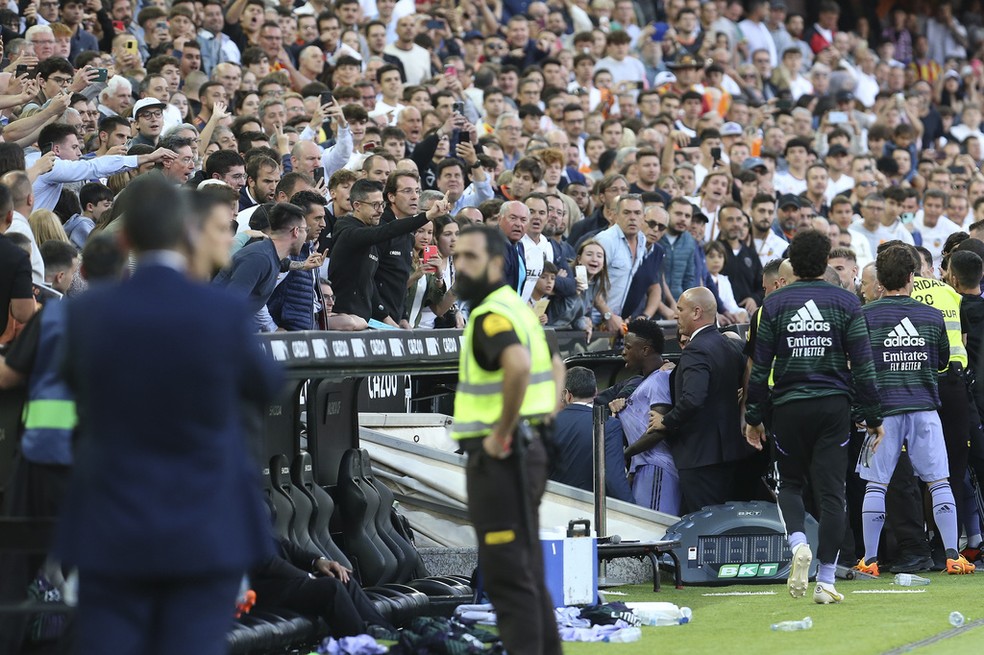 O brasileiro Vinicius Jr. deixa o campo no estádio Mestalla, em Valência, após reclamar que torcida o chamou de 'macaco' em jogo entre o Real Madrid e o Valencia, em 21 de maio de 2023. — Foto: Alberto Saiz/ AP