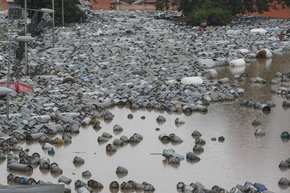 Cilindros de gás flutuam em um centro de distribuição de gás após chuvas em Canoas — Foto: Andre Penner/AP