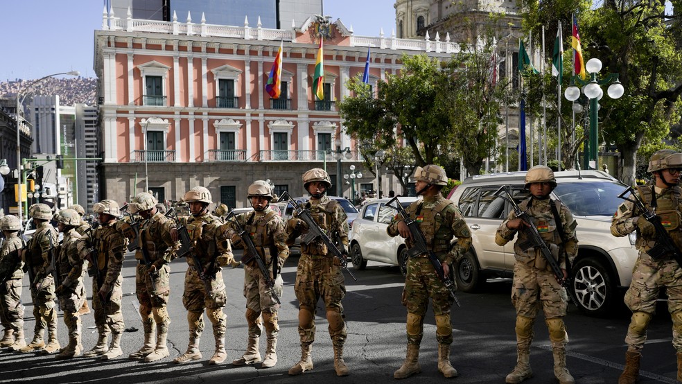 Soldados bolivianos protegem palácio presidencial na Praça Murillo em La Paz, na Bolívia, em 26 de junho de 2024. — Foto: AP Photo/Juan Karita