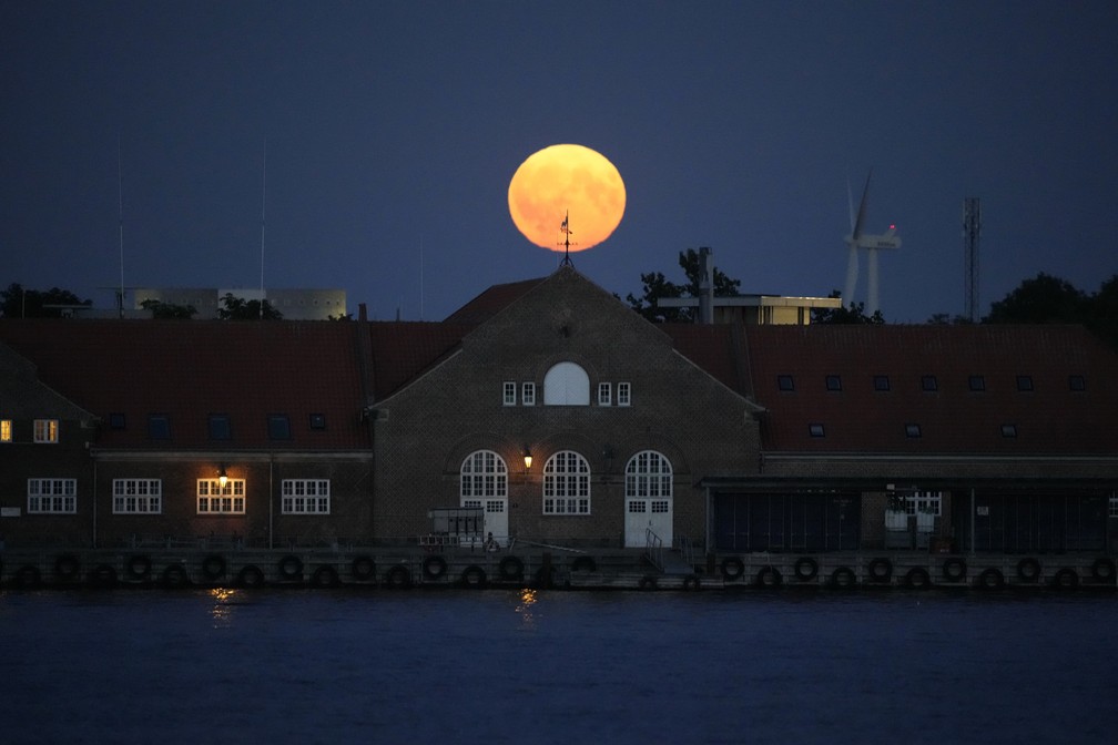 A superlua surge sobre Copenhague, capital da Dinamarca. — Foto: AP