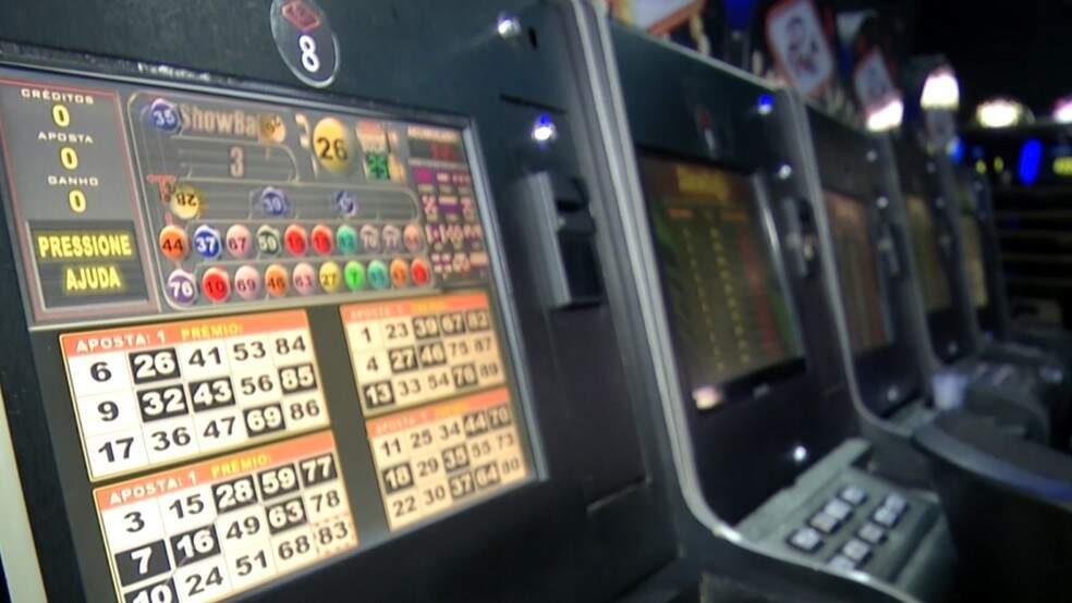 Máquinas de caça-níqueis apreendidas em bingo clandestino em Mogi das Cruzes, em fevereiro de 2024. — Foto: Reprodução/ TV Diário