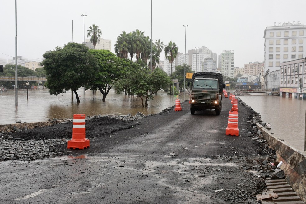 Veículos de emergência transitam por corredor humanitário em Porto Alegre — Foto: Julio Ferreira/PMPA