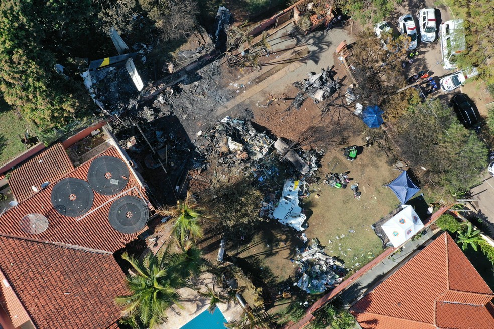 Imagens aéreas deste domingo (11) mostram local onde avião caiu em Vinhedo e trabalho do Cenipa — Foto: Eliandro Figueira/Arquivo pessoal