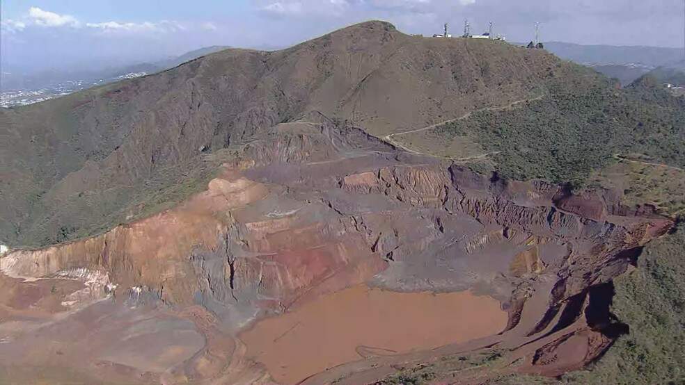 Mina do Corumi, da Empabra, atrás da Serra do Curral, em Belo Horizonte. — Foto: Reprodução/TV Globo