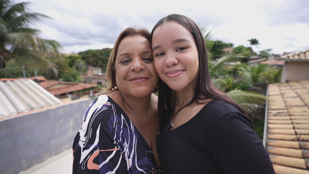 Analina Soares dos Santos e Ana Clara Santos da Conceição, mãe e filha de Hanna Cristina dos Santos, motorista morta na queda do viaduto. — Foto: Reprodução/TV Globo
