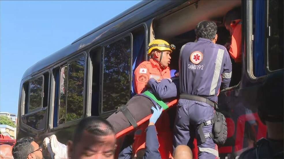 Samu e Bombeiros socorrem vítimas de acidente — Foto: Elton Lopes/TV Globo