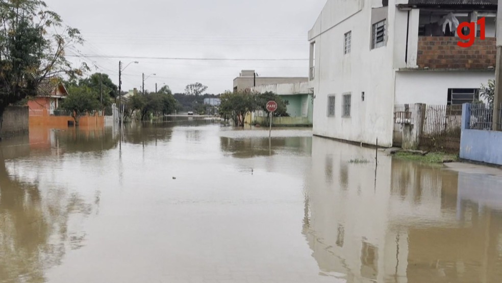 Nível do canal São Gonçalo marca 2,8 metros — Foto: Reprodução/ RBS TV