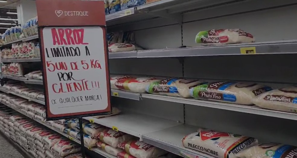SuperNosso tem placa sobre quantidade permitida de arroz que pode ser comprada — Foto: Fabiano Villela/TV Globo