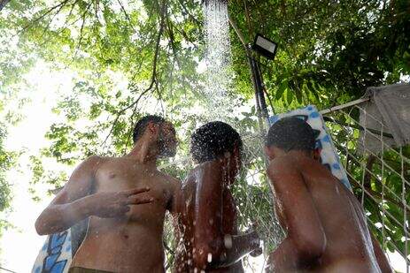 Rio de Janeiro (RJ), 16/11/2023 - Moradores do Complexo da Maré se refrescam com chuveiros e piscinas improvisadas nas ruas da comunidade. A sensação térmica na cidade do Rio de Janeiro voltou a superar os 50 graus Celsius (°C), com a onda de calor que atinge boa parte do Brasil. Foto: Tânia Rêgo/Agência Brasil