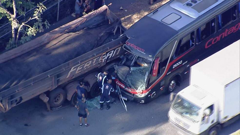 Ônibus de turismo bate em carreta estacionada em BH — Foto: TV Globo/Reprodução