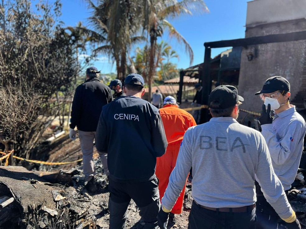 Autoridades brasileiras e francesas no local do acidente em Vinhedo — Foto: Força Aérea Brasileira